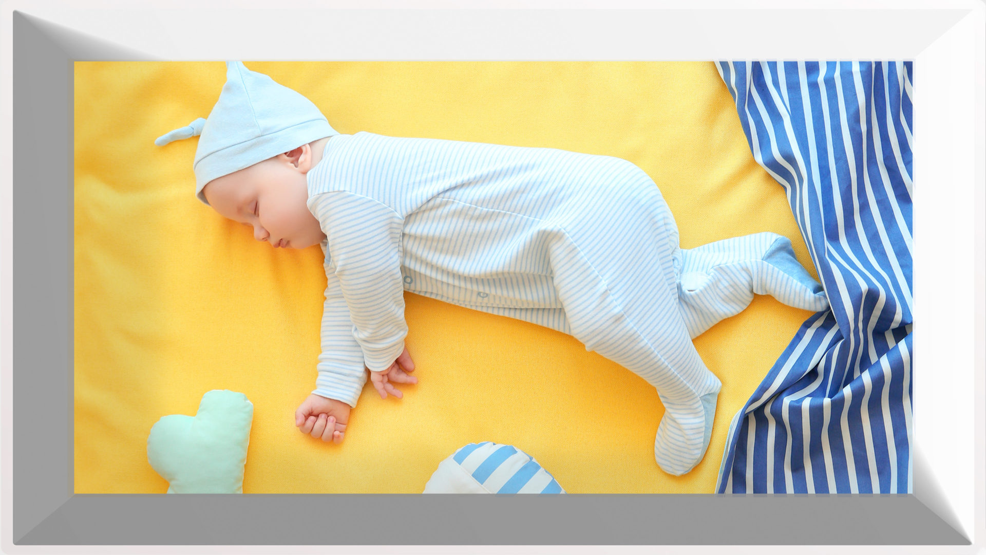 En filmaffisch där en liten bebis har somnat i en papplåda.
